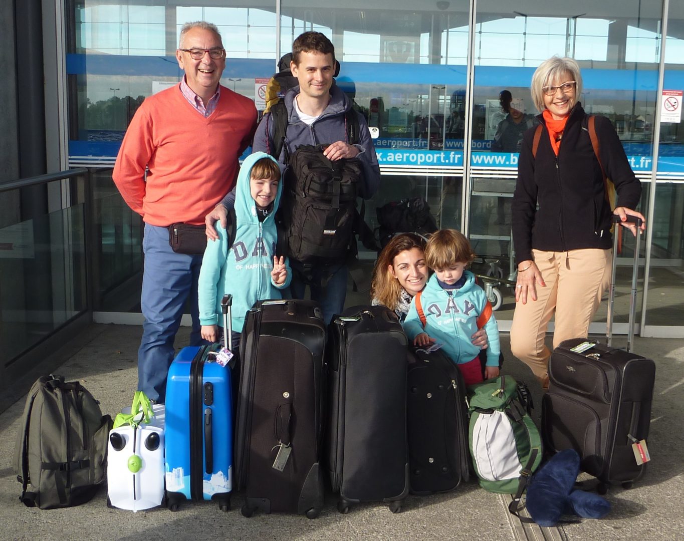 Trop heureux de partir ensemble pour ce voyage Magique