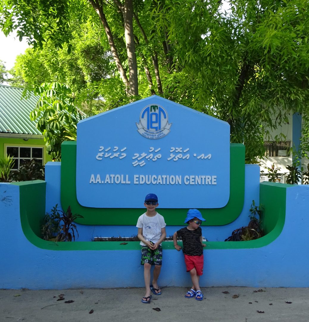 Clément et Robin devant l école de Rasdhoo