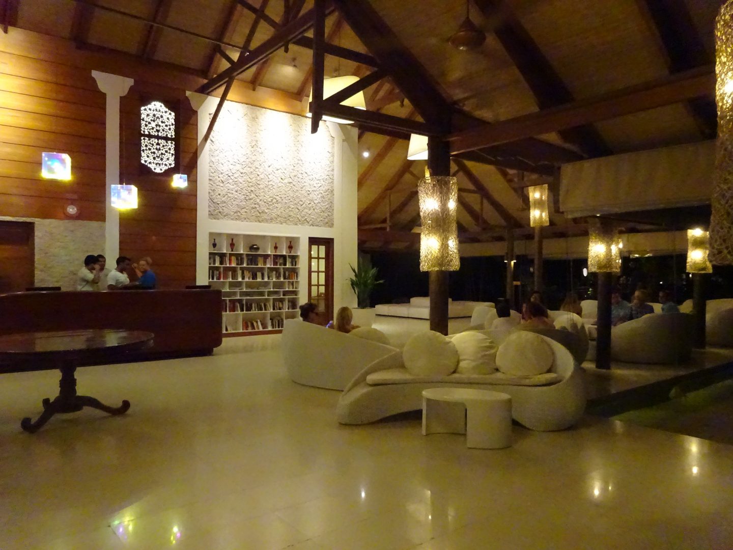 Le Lobby principal de Kuramathi le soir