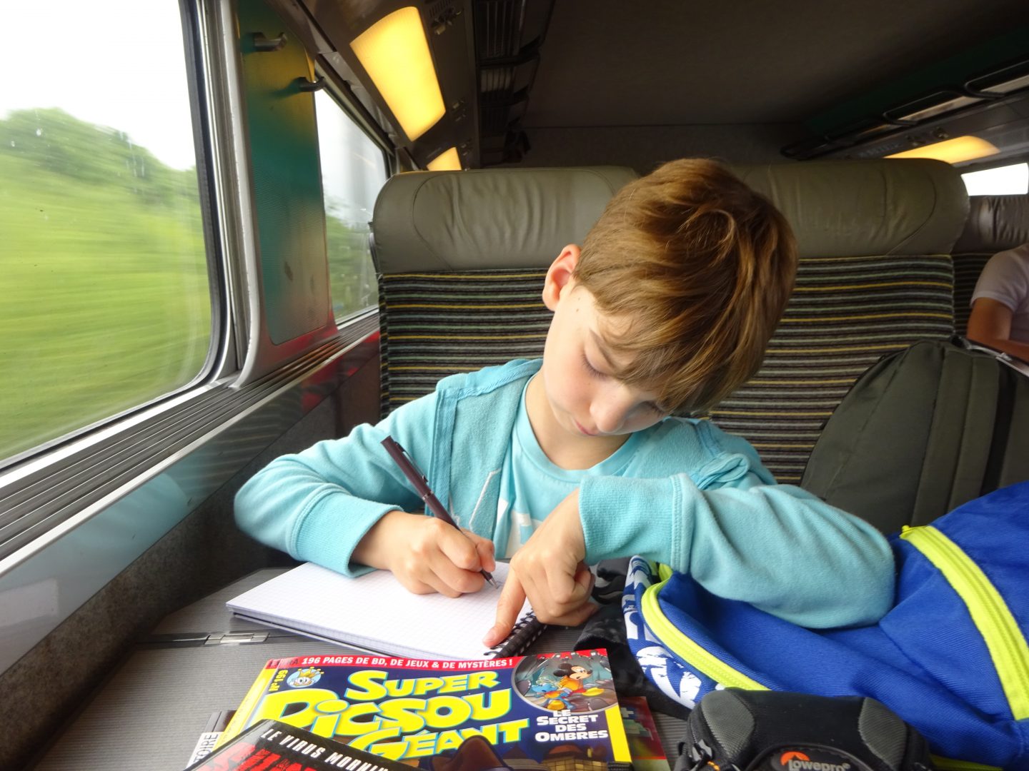 Clément très occupé dans le TGV