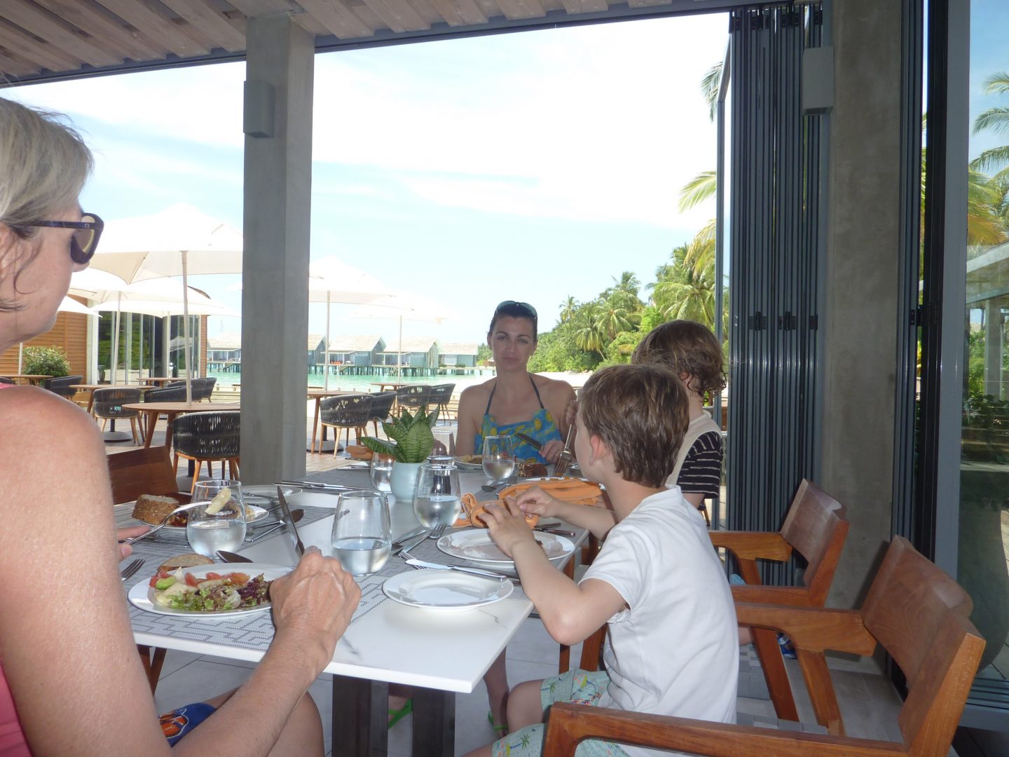 Notre table avec les pilotis en arrière-plan