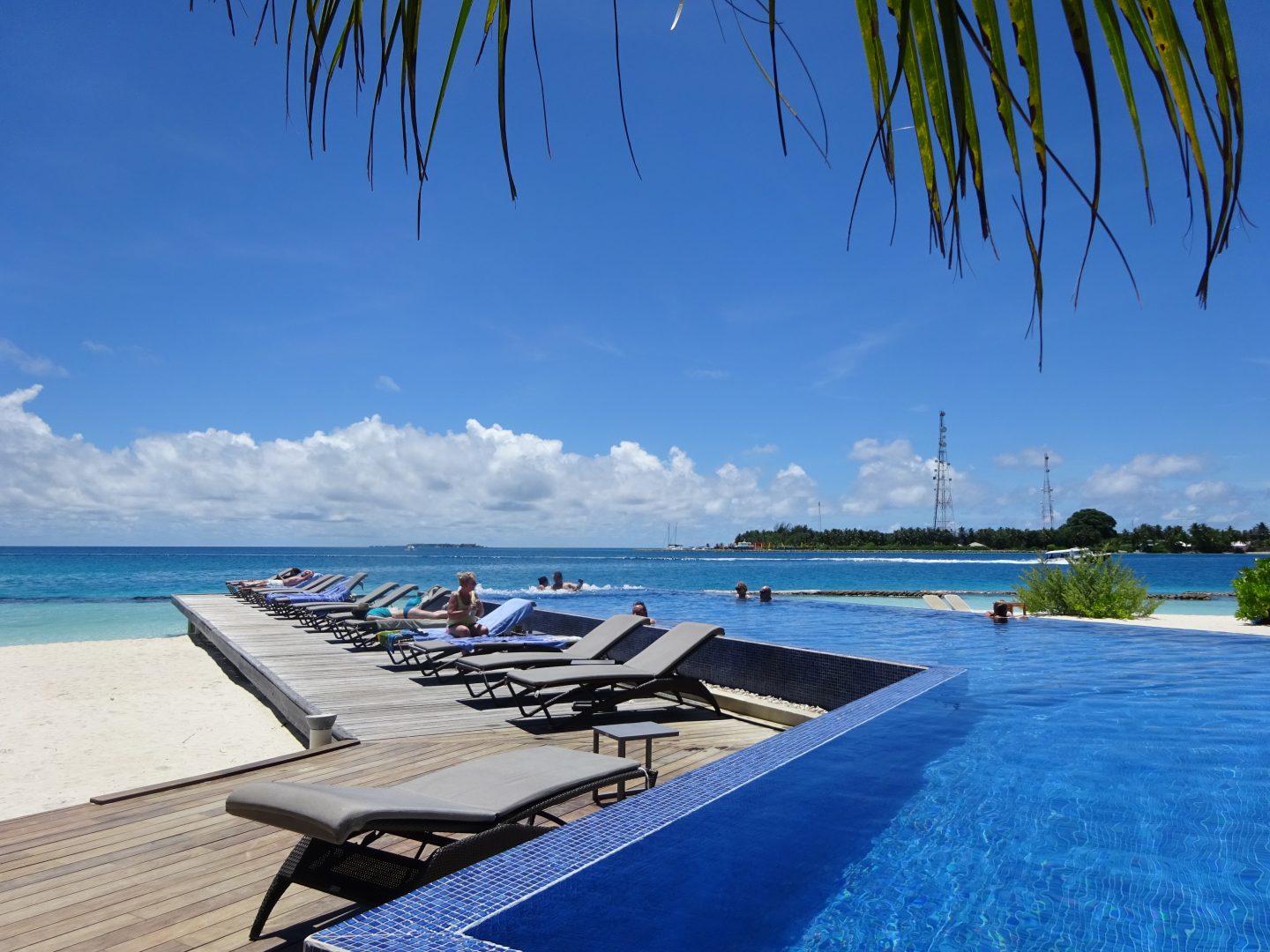 La piscine bleue à débordement et à bulles