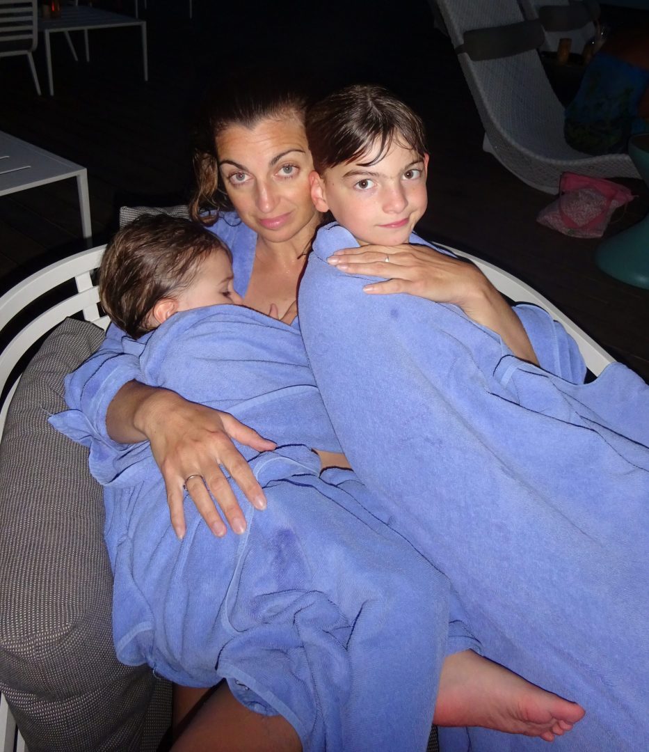 Le réconfort avec Maman après les exploits dans la piscine