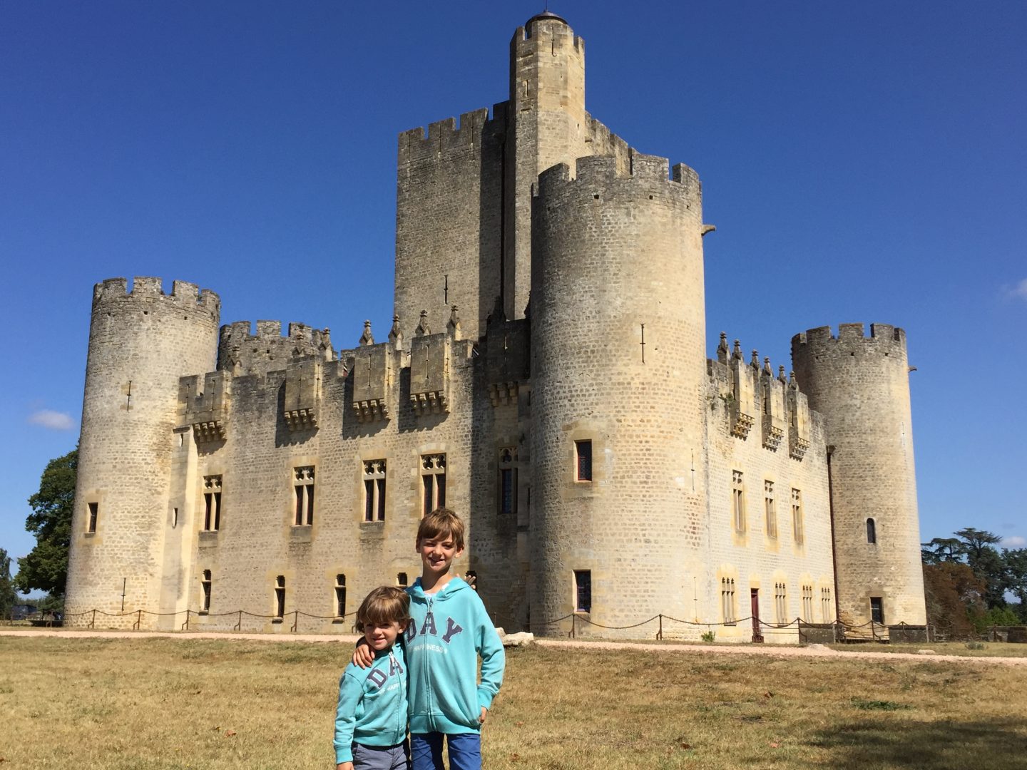 Robin et Clément devant le château de Roquetaillade
