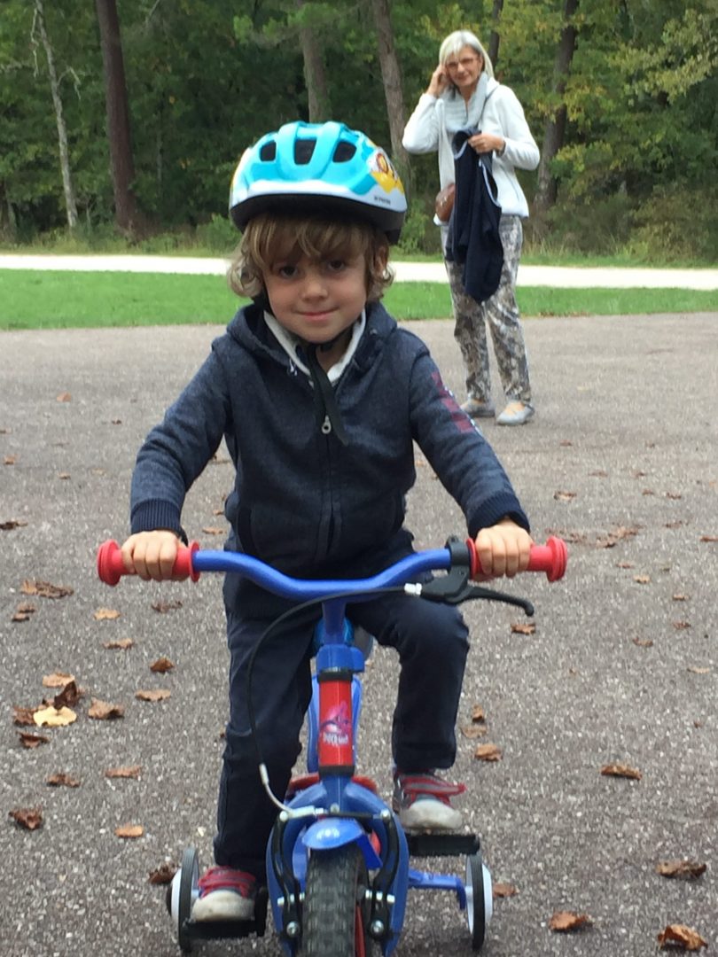 Robin sur son vélo à roulettes