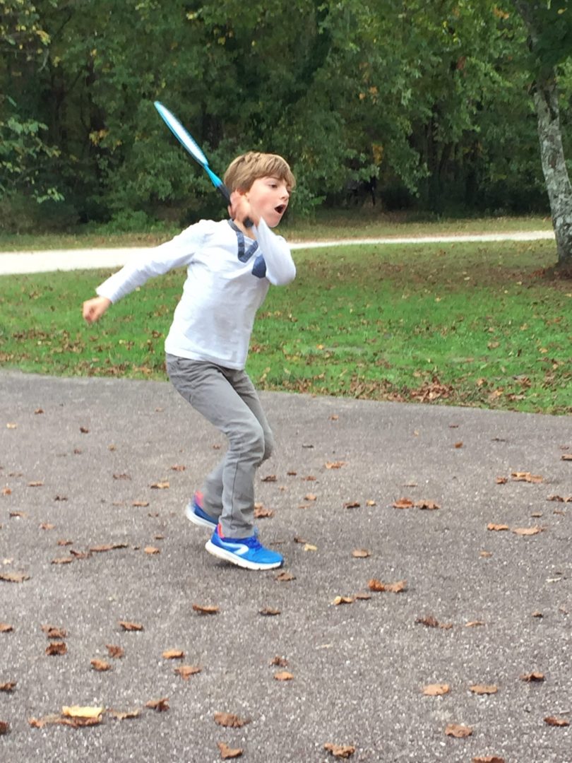 Le tennisman Clément en pleine action