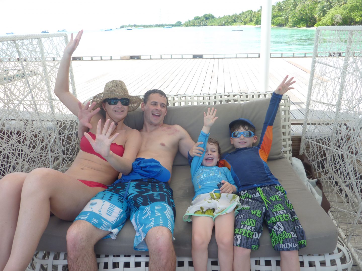 Canapé sur un ponton pour se relaxer face au lagon