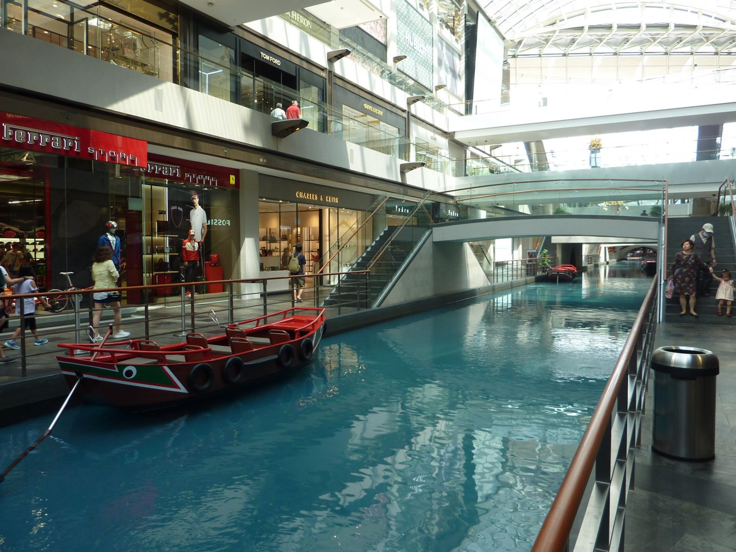 Gondoles dans un centre commercial