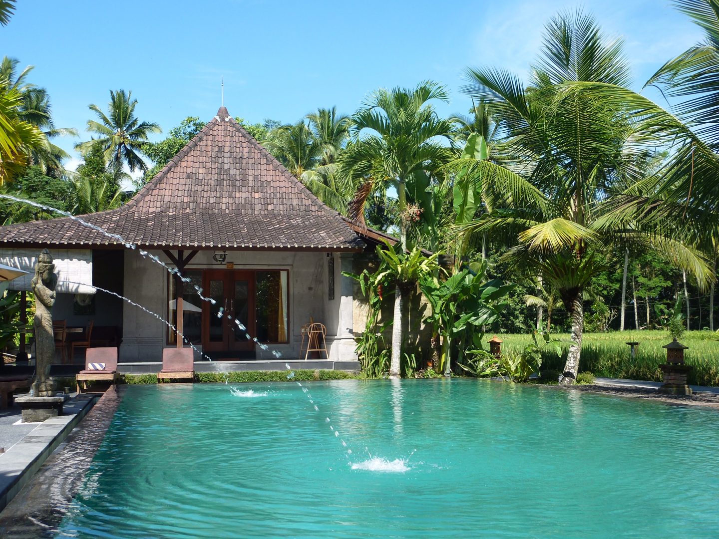 La piscine et une villa