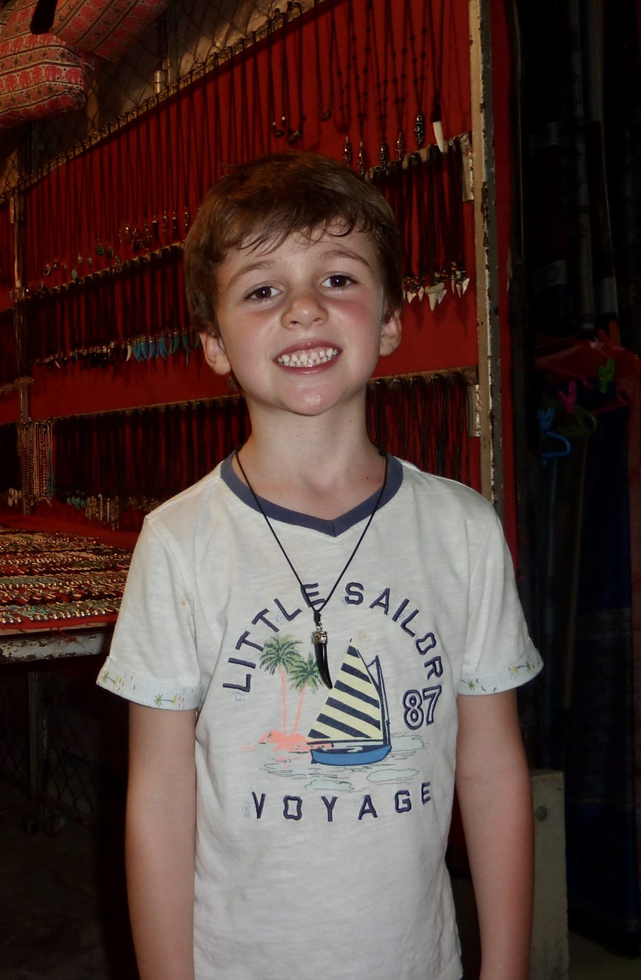 Je ne vous montre pas mes dents mais le superbe collier que j’ai acheté avec mon argent de poche