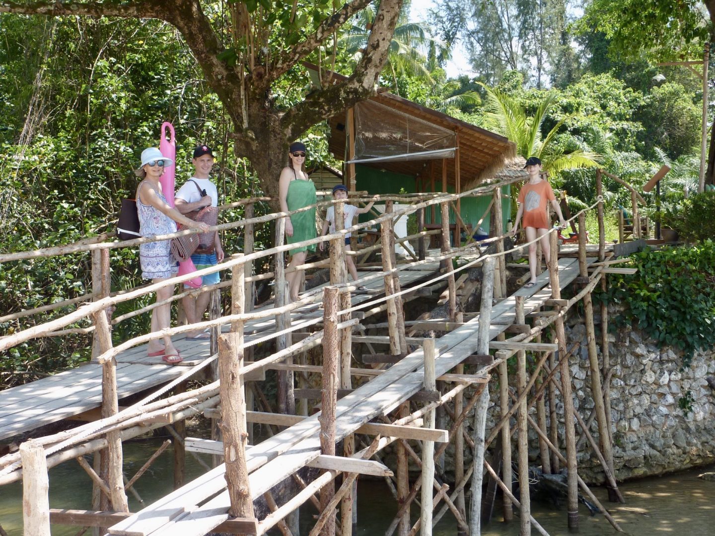 Ponts sur pilotis à Pak Weep Beach