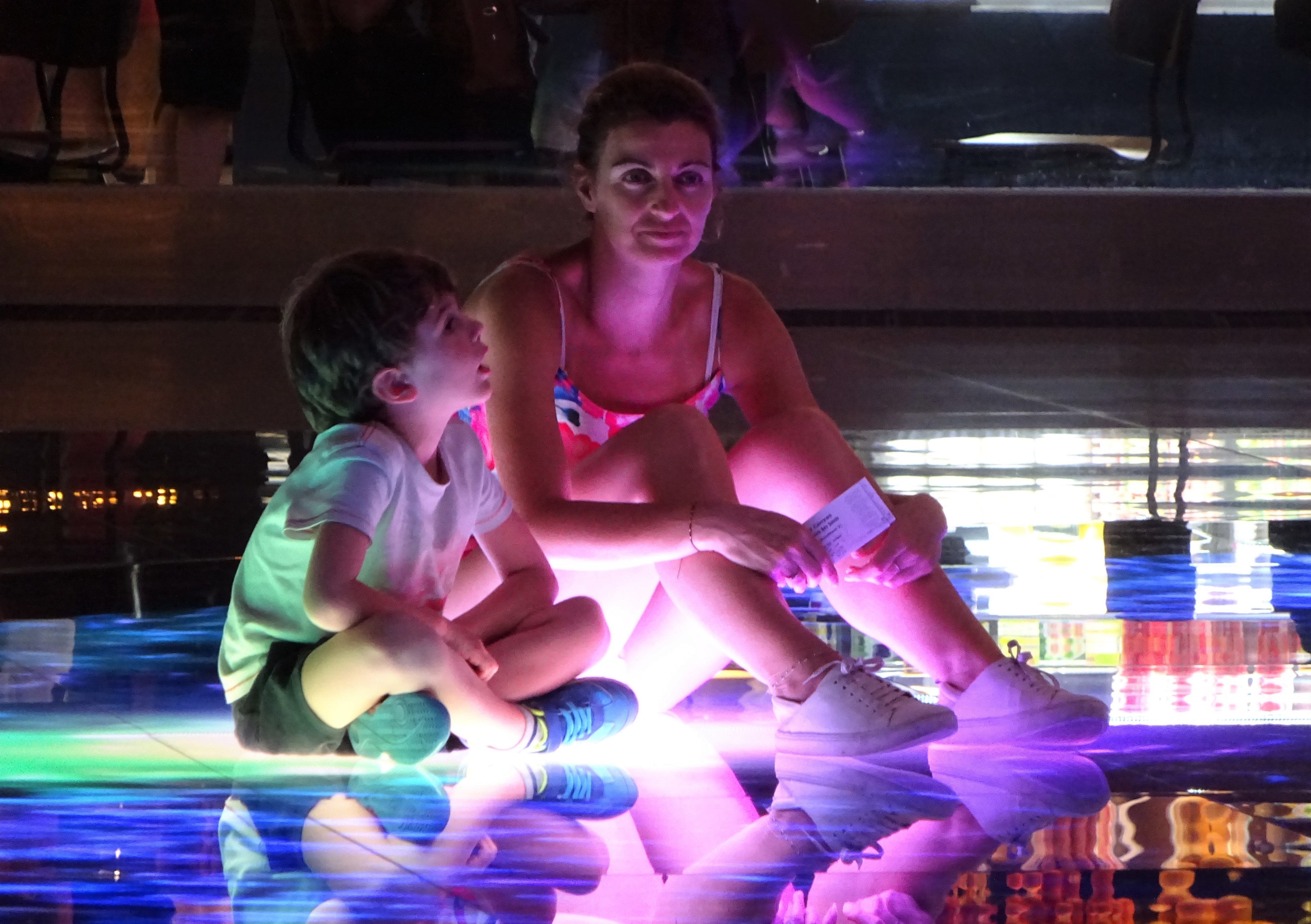 Robin et Caro semblent un peu étourdis par les jeux de lumière