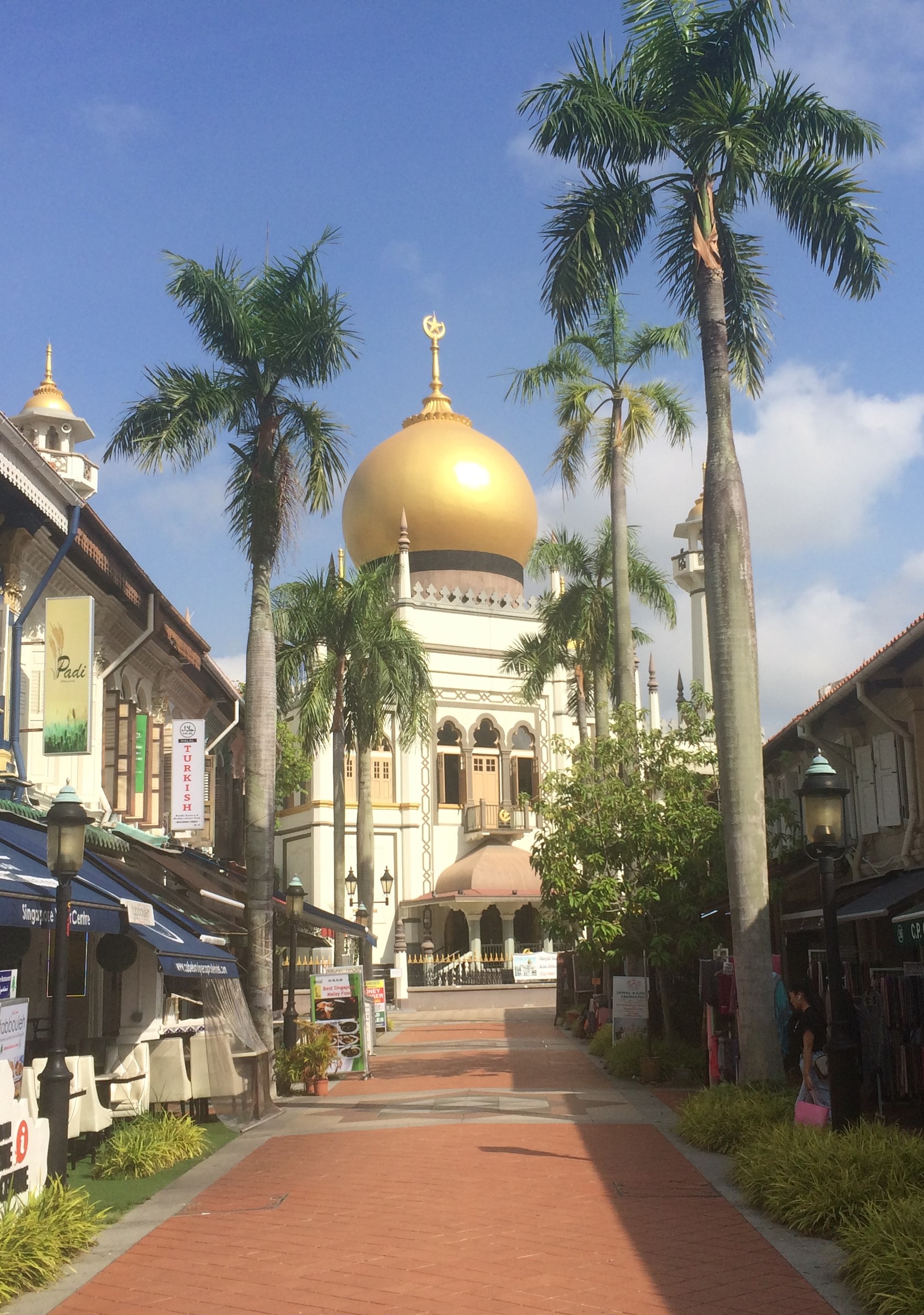 Belle mosquée au bout d'une rue piétonne bordée de restaurants
