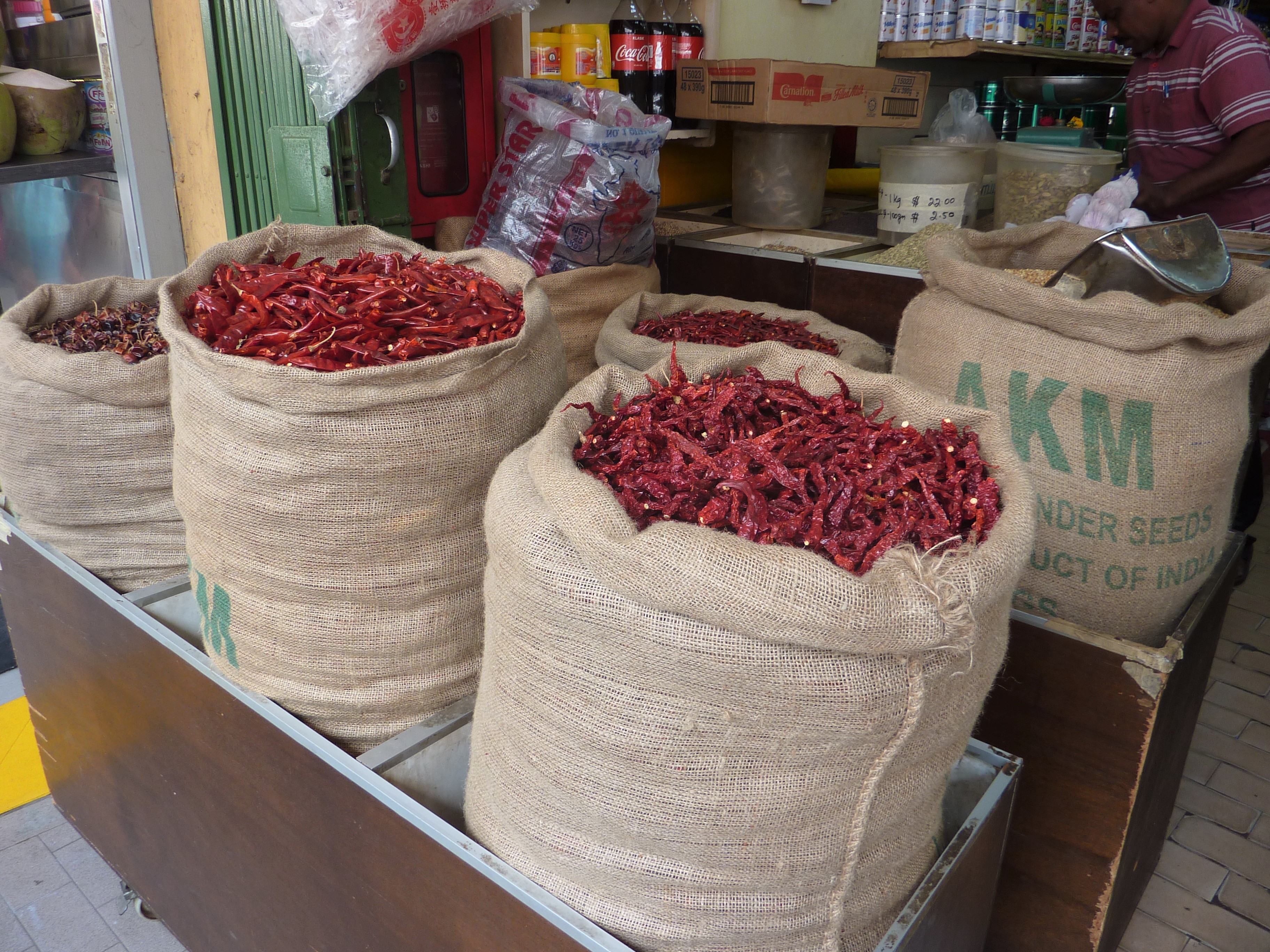 Une boutique d'épices dans le quartier Indien