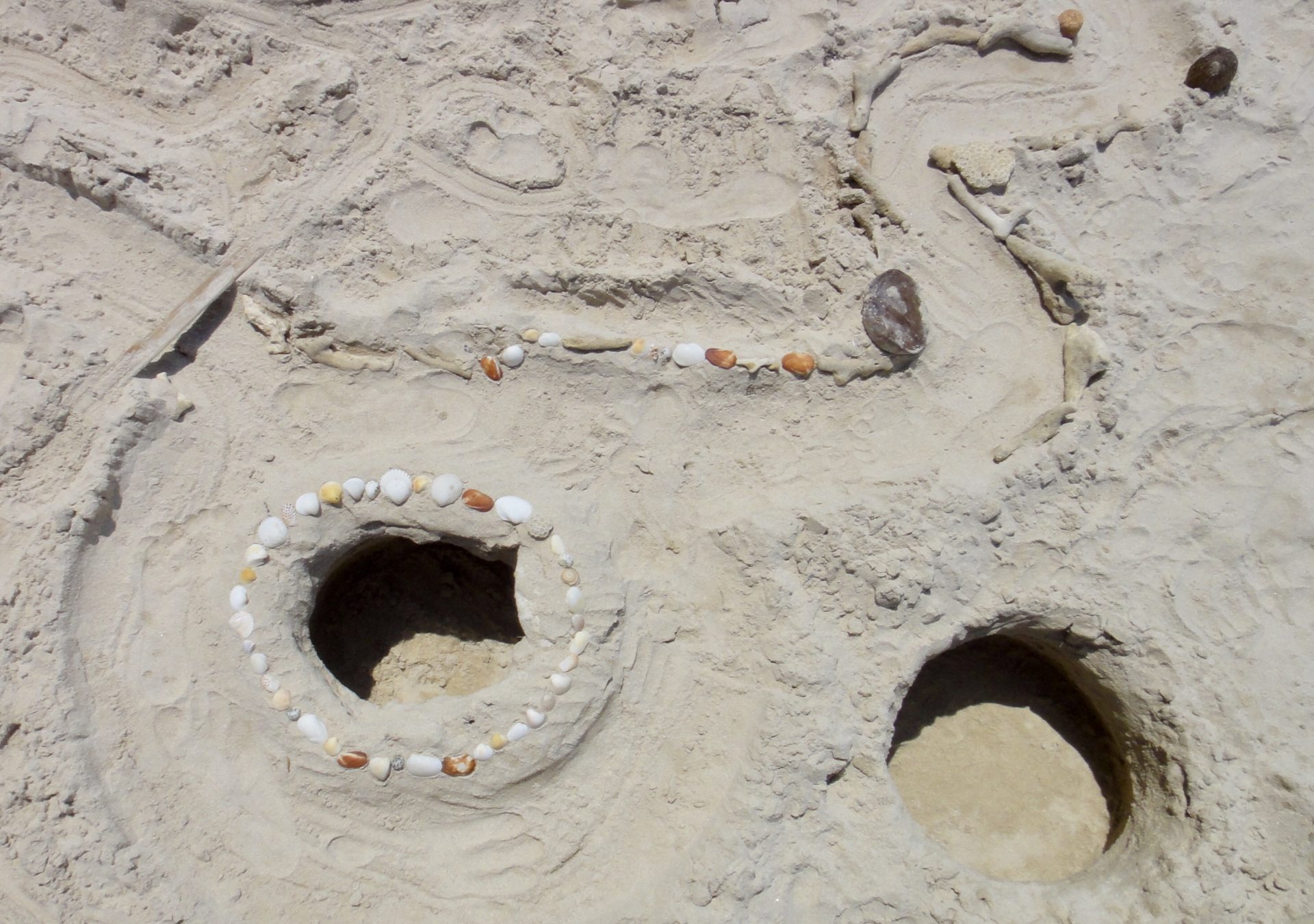 Les réserves-prisons enterrées pour les bernard-l'hermites - conçues par Mathieu et décorées par Caroline (vue aérienne)