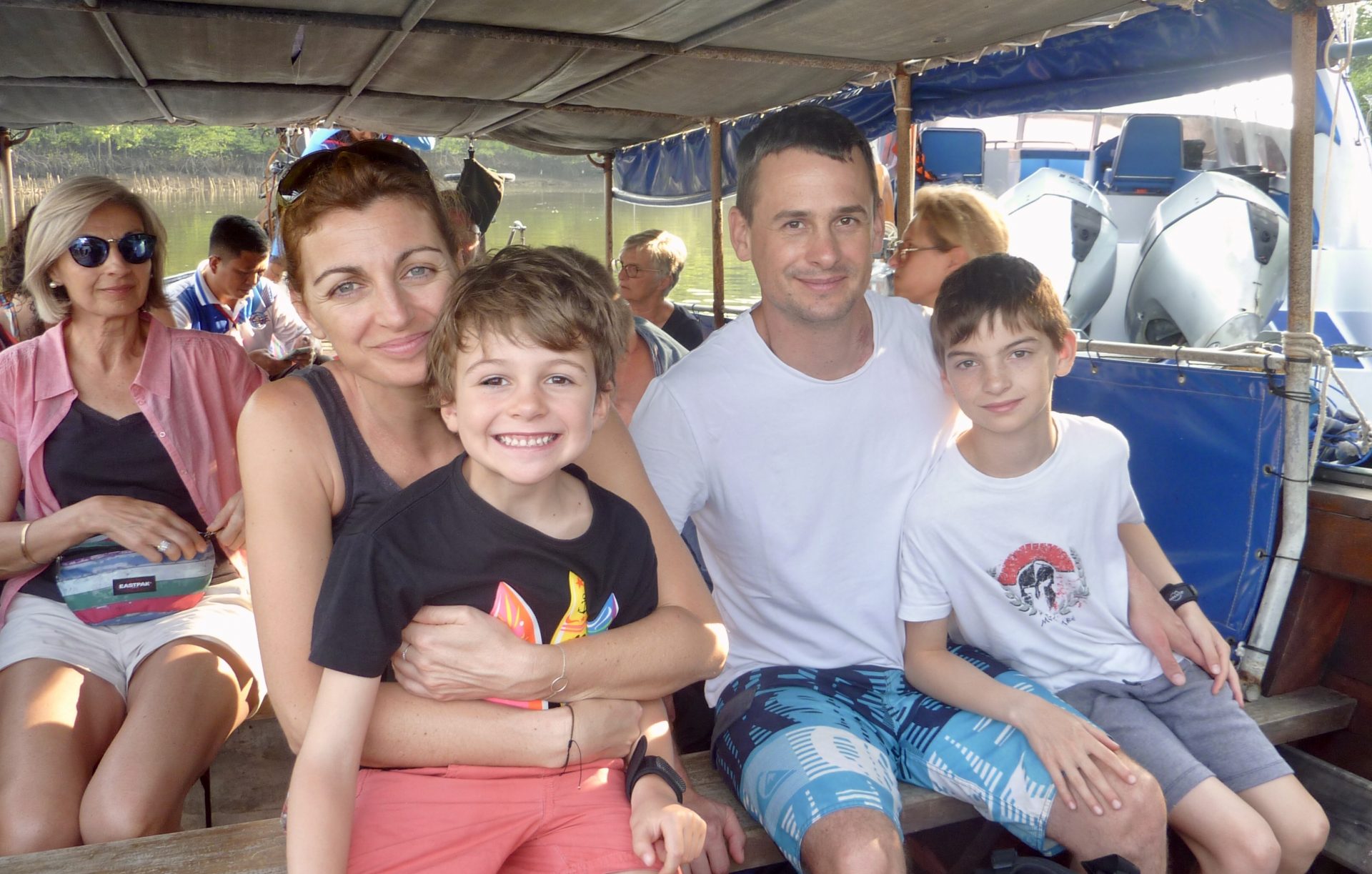 Toute la famille dans le longtail boat en route vers James Bond Island