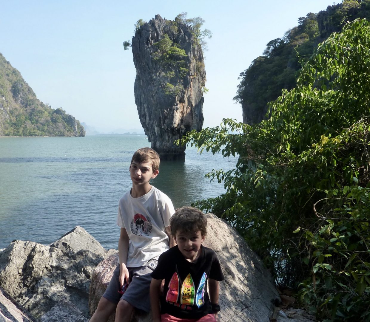 Robin et Clément devant le clou mythique de James Bond Island