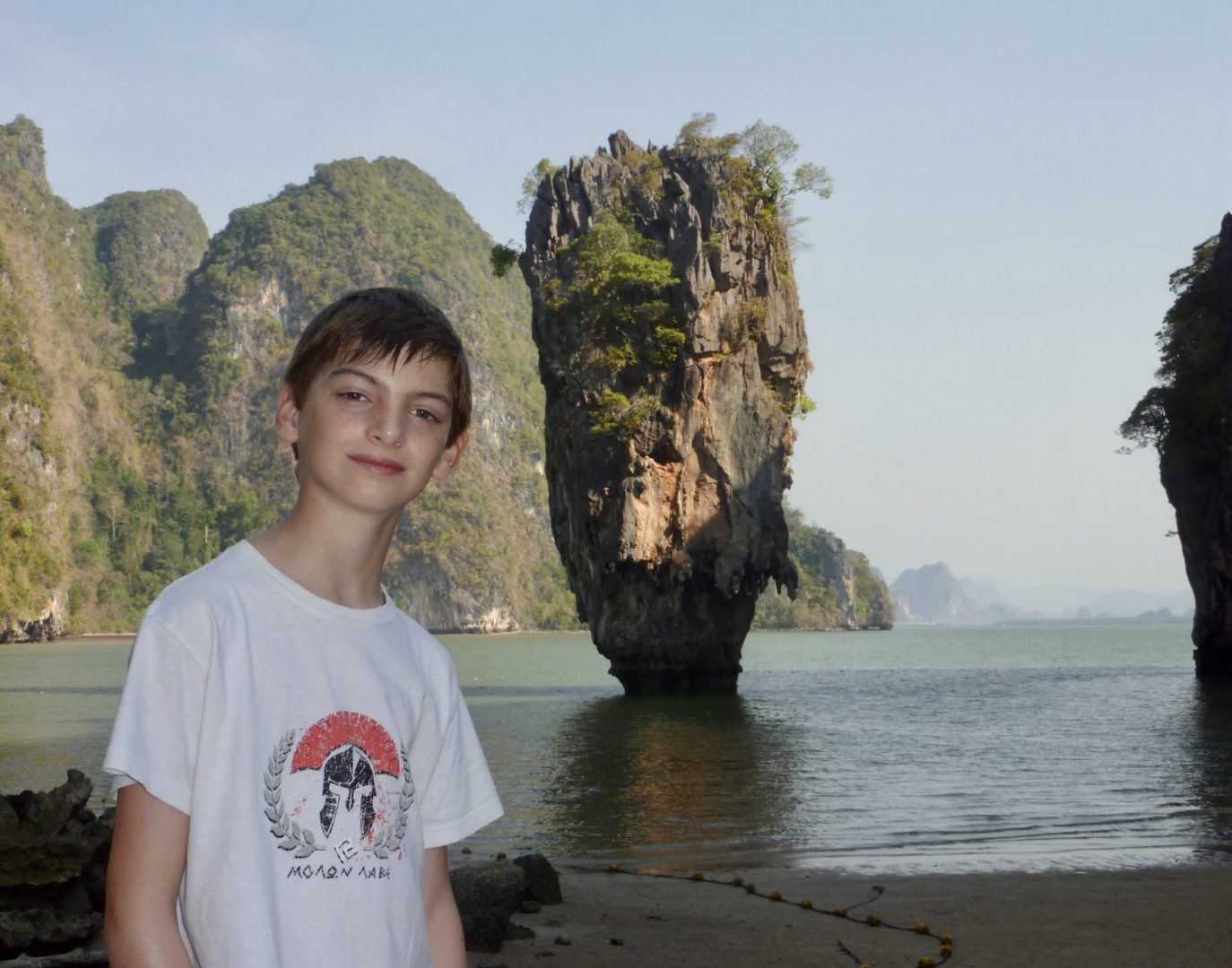 Clément devant le rocher clou de James Bond Island