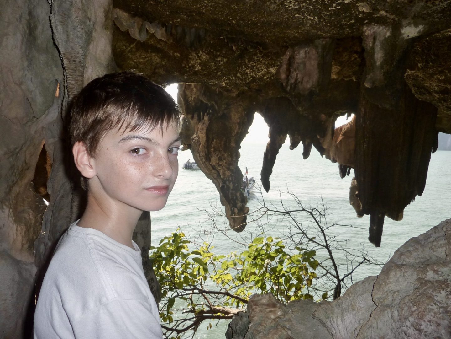 Clément dans une grotte à environ 25 mètres au dessus de la mer