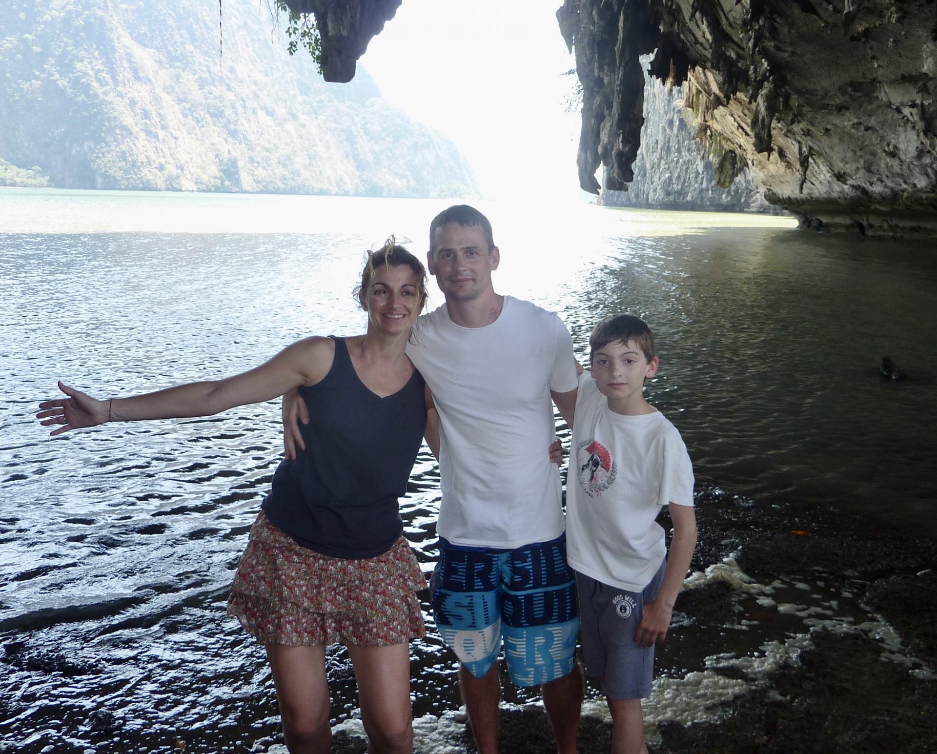 On va visiter une grotte à l’intérieur d’une île (Robin reste sur le bateau avec Mamy - c’est trop risqué pour lui)