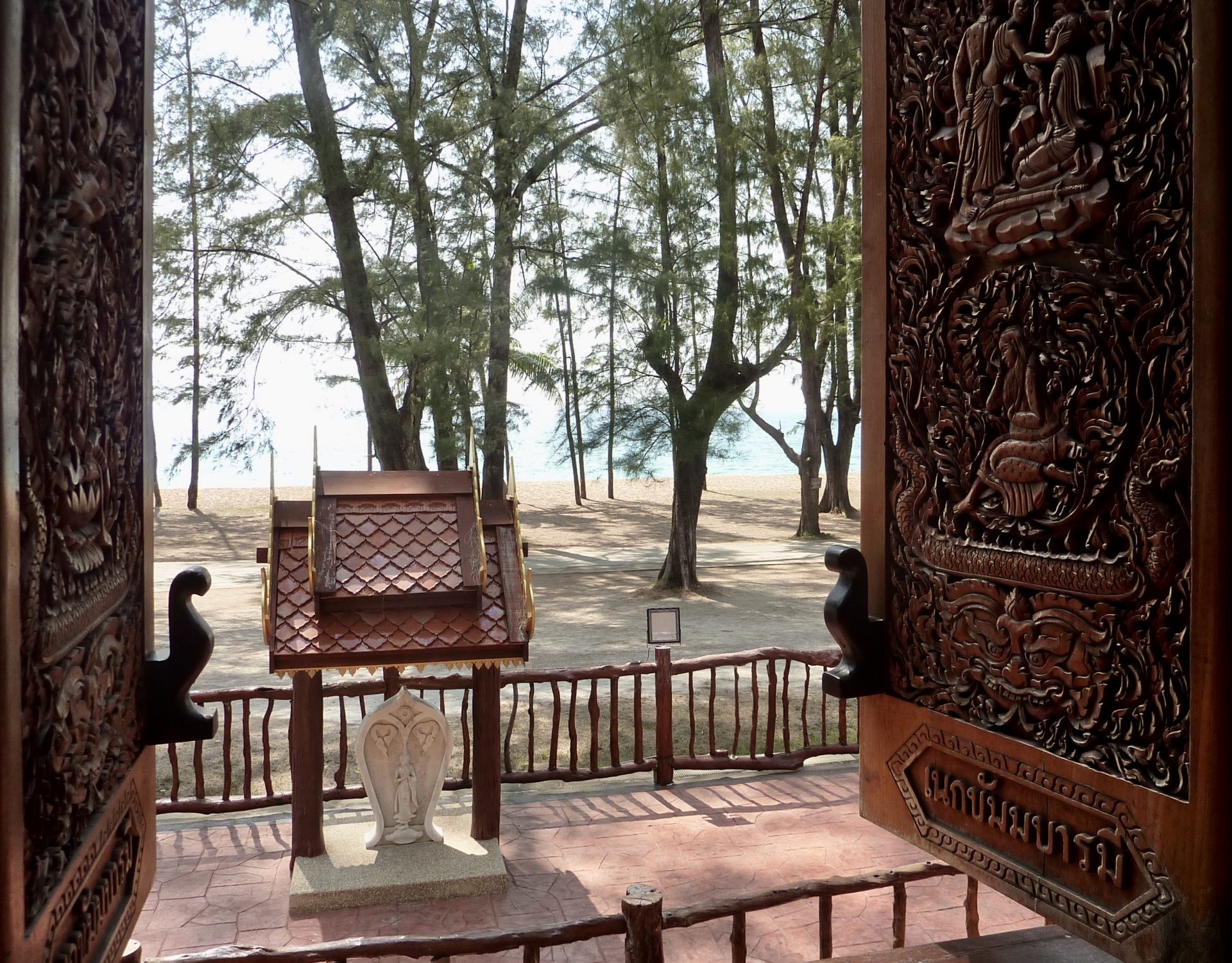 La vue depuis le temple, la plage et la mer. On va prendre un bain délicieux.