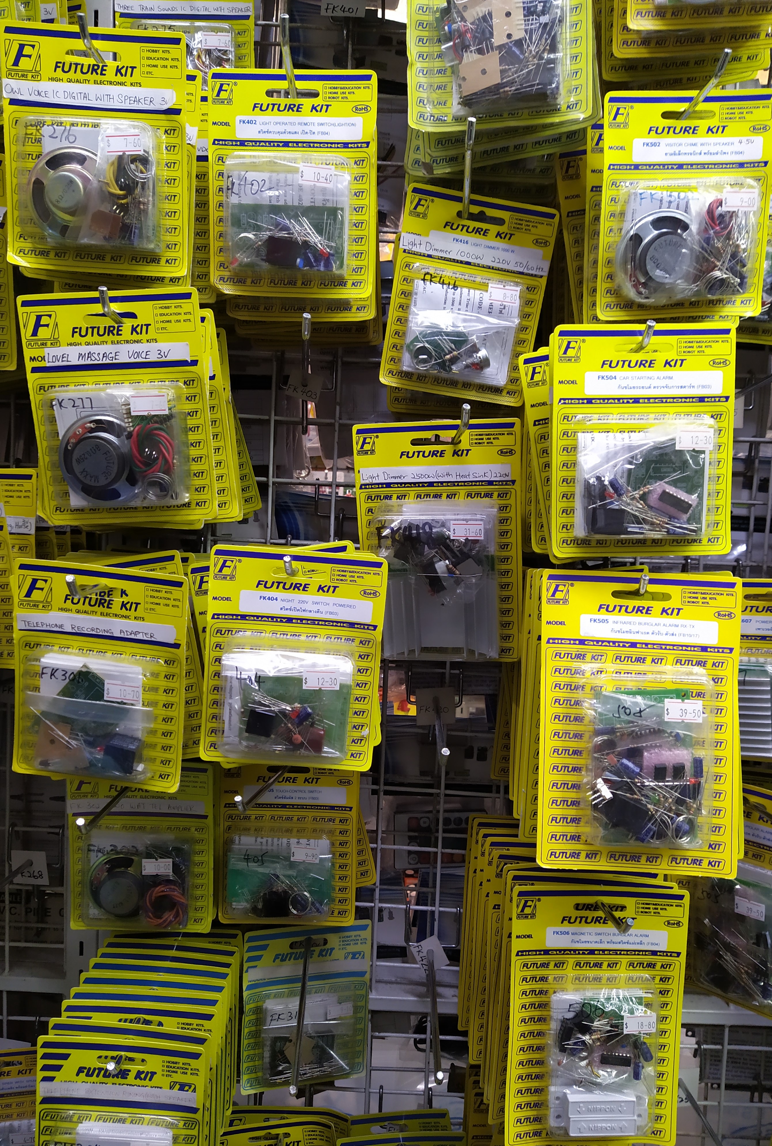 Pleins de kits de composants électroniques à Sim Lim Square