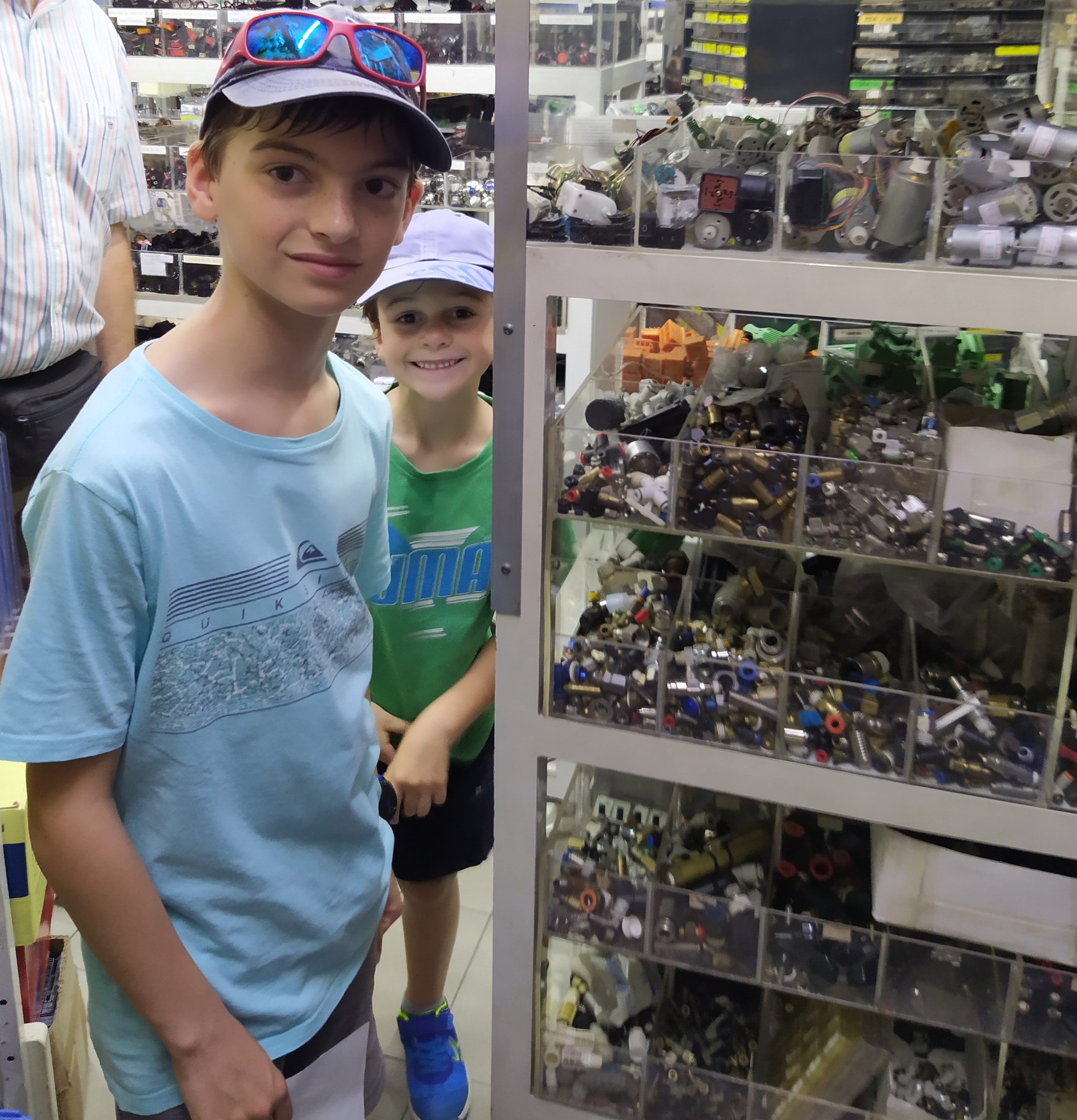 Des composants, des moteurs, des boutons, ...