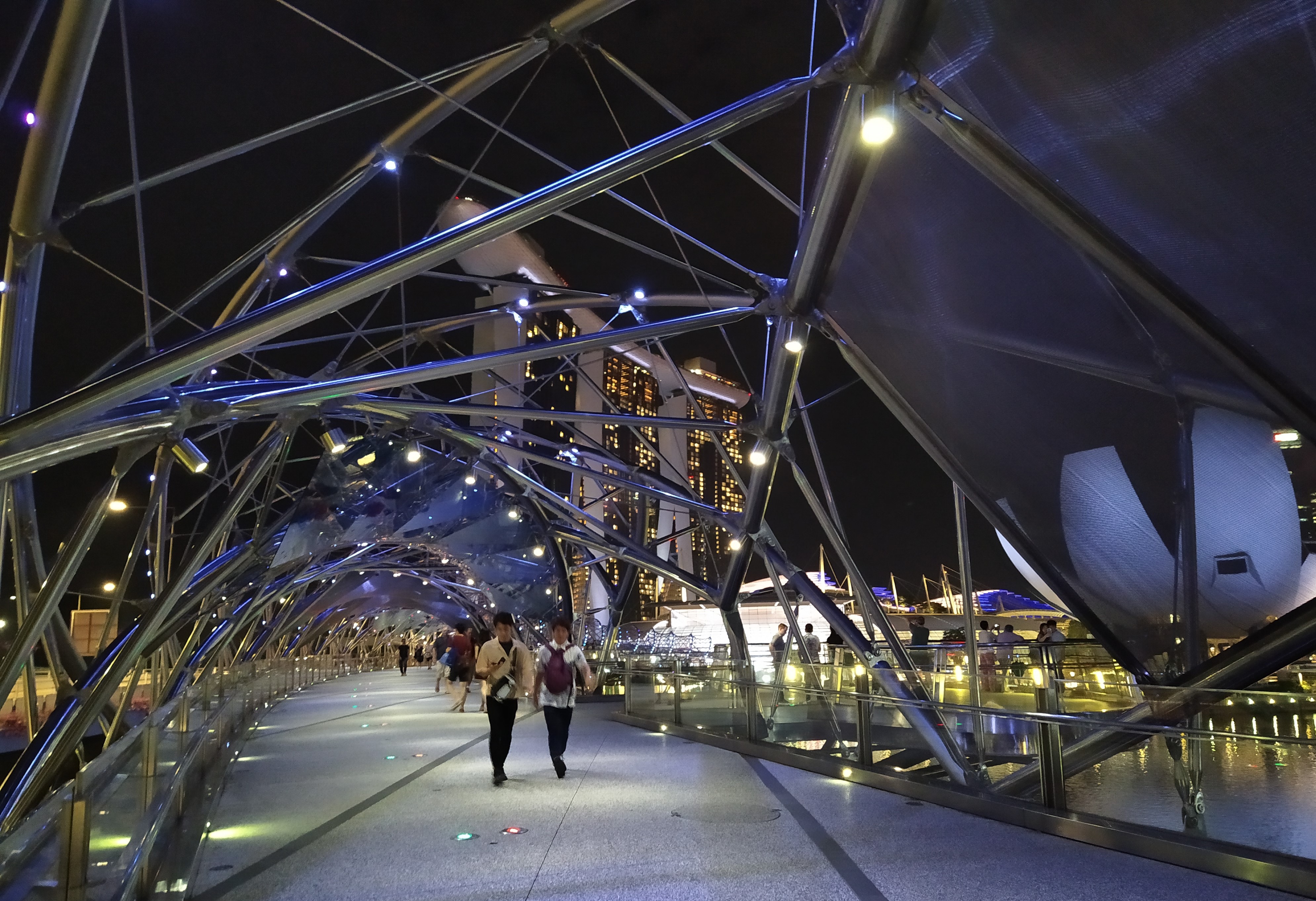 Helix passerelle avec le Marina Bay Sands, le mall et le musée en arrière plan