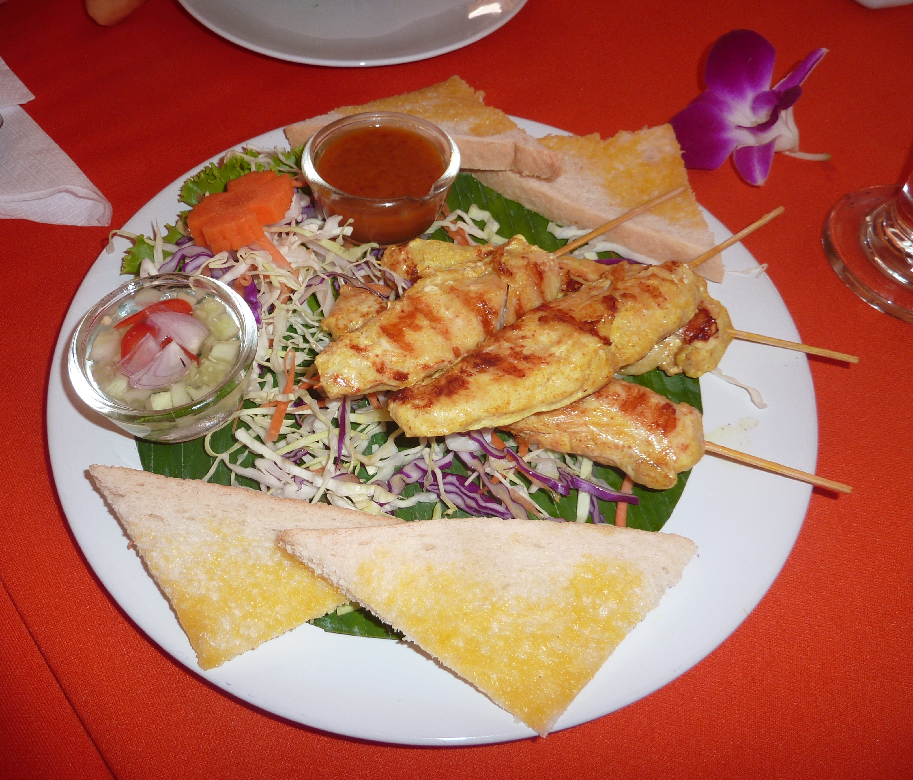 Petites brochettes de blancs de poulet souvent servies avec de la sauce Satay (aux cacahuètes) Clément adore