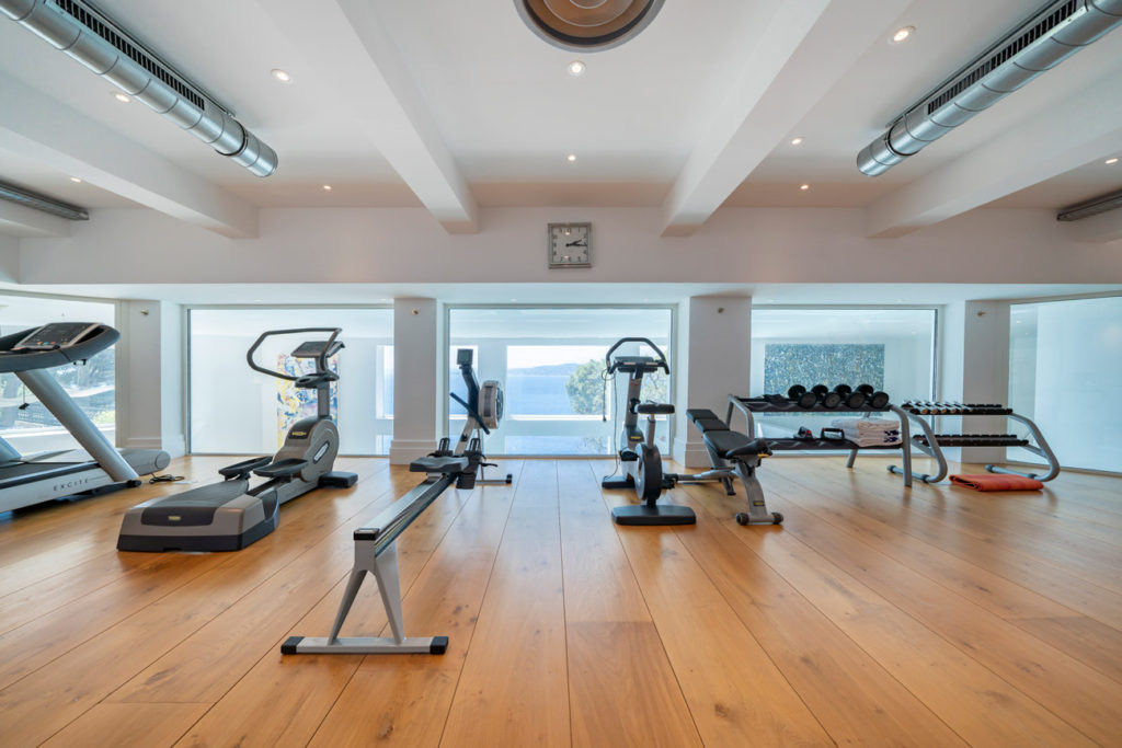 Salle de sport au dessus de la piscine