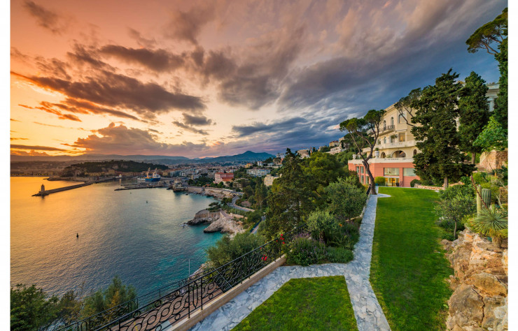 La vue depuis la piscine extérieure vers Nice