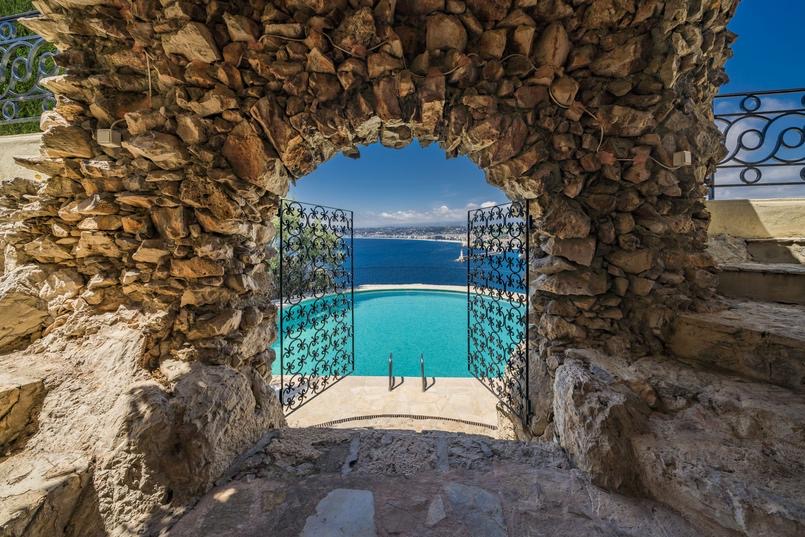 L'entrée de la piscine extérieure