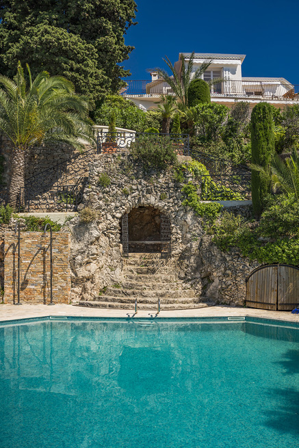 Vue de l'entrée de la piscine depuis la piscine