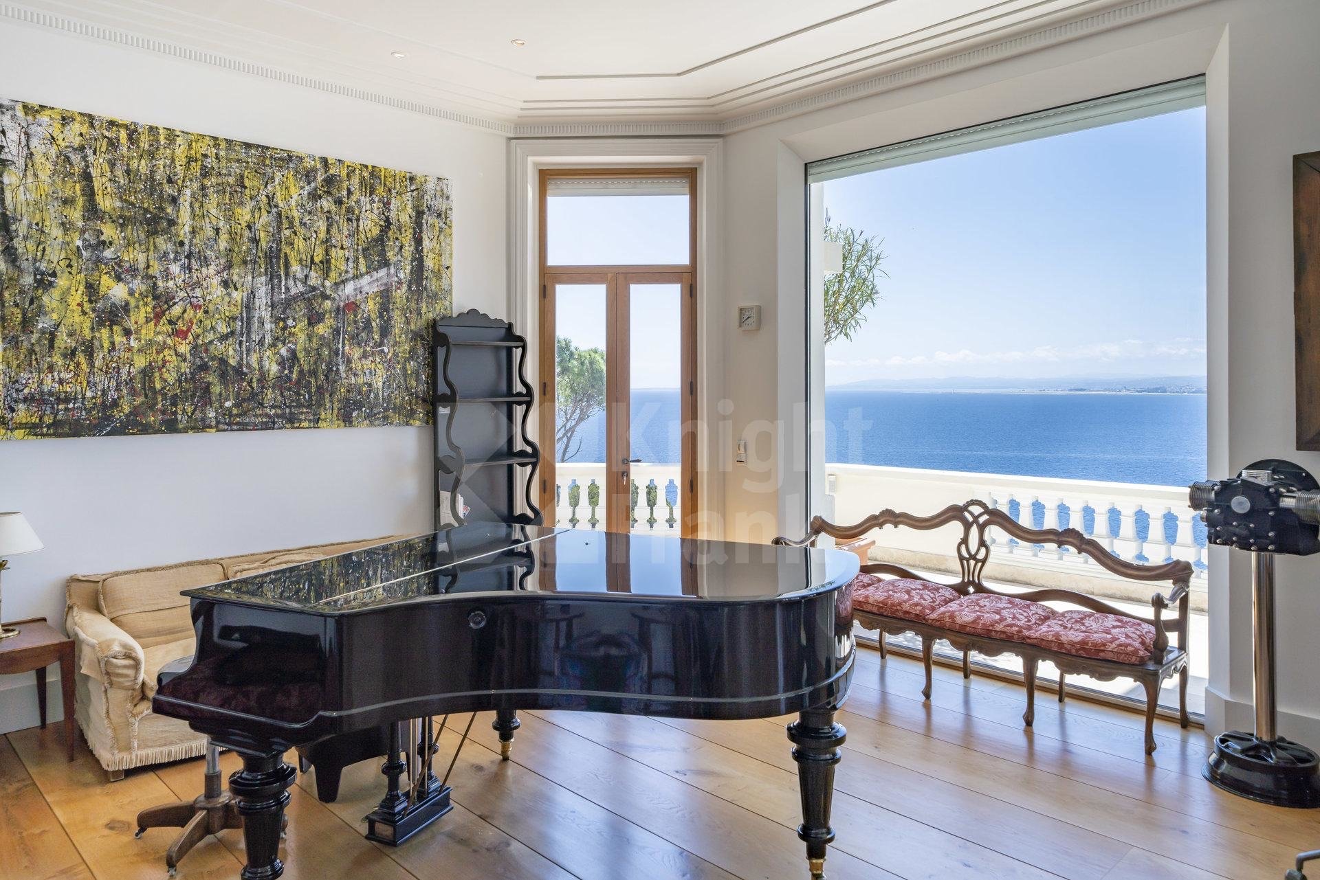 Le coin Piano ou Sinatra chantait parfois et une sculpture à base de moteur de moto