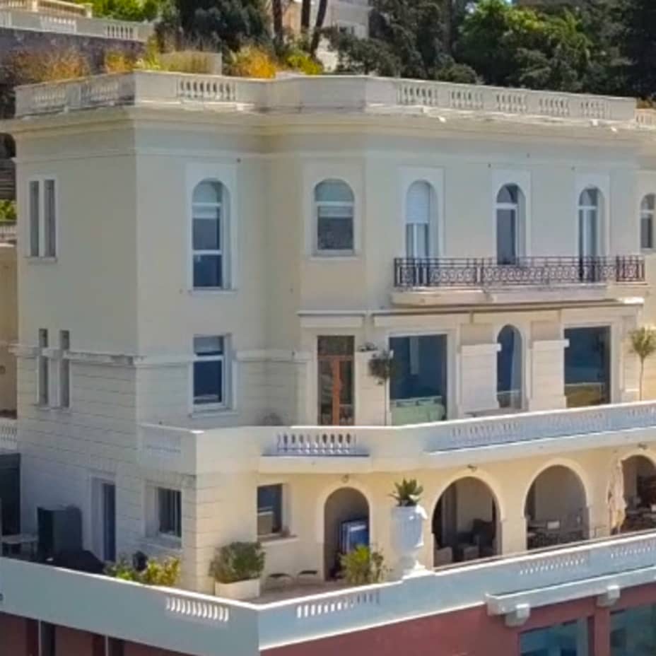 3 niveaux avec une terrasse immense sur le toit, la piscine intérieure est au dessous