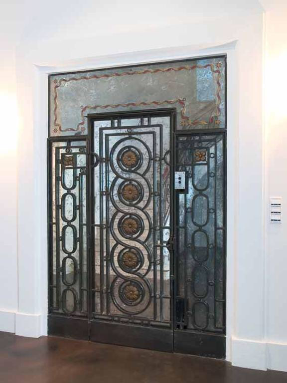Une porte Art Déco de l'ascenseur