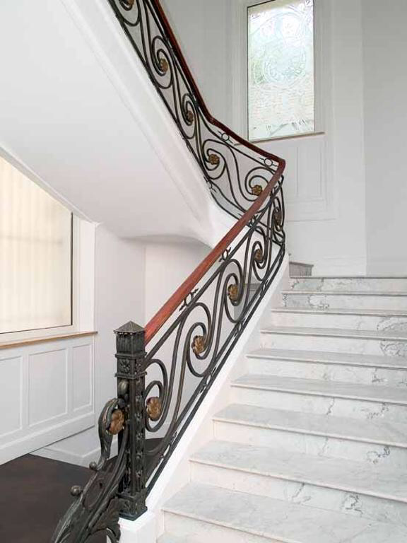 L'escalier principal dans l'entrée