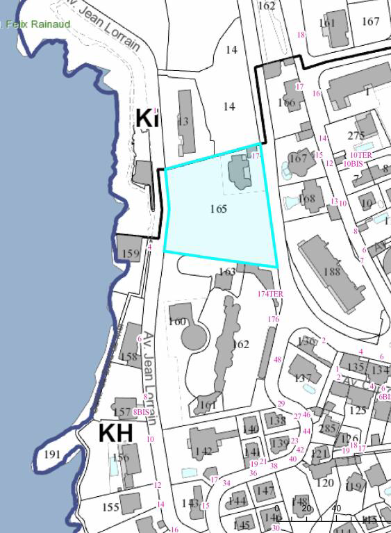 La villa sur un côté du lot