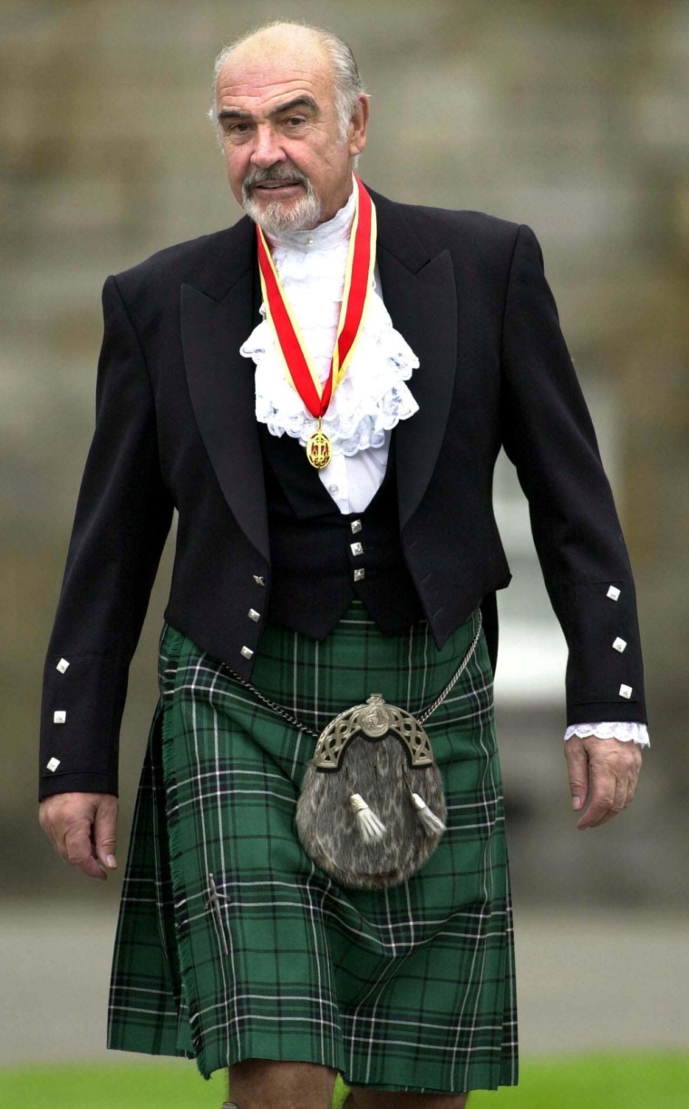 Sir Sean Connery en kilt écossais pour aller devant la Reine