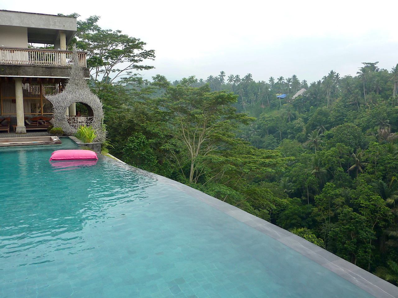 Piscine à débordement au dessus de la jungle