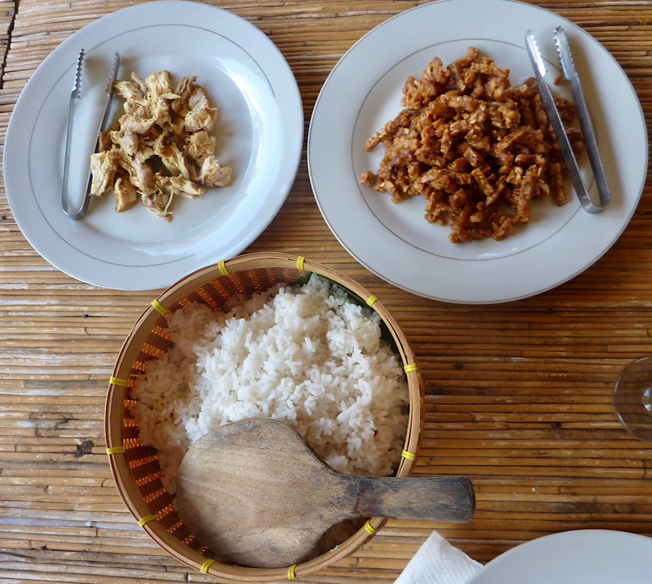 Poulet fumé, riz et croustillant de cacahouète