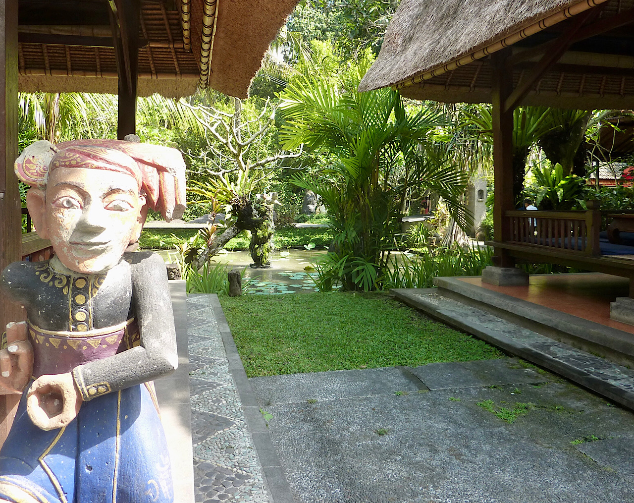 On peut s’installer pour manger assis par terre sur des coussins dans des « balés »