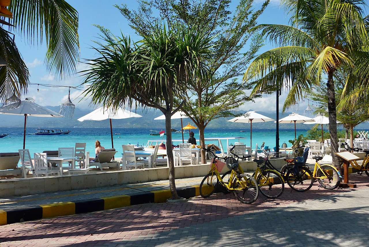 La partie rouge est prévue pour garer les vélos, ici on est devant « The Beach House », toutes les constructions entre la mer et la route ont été démolies