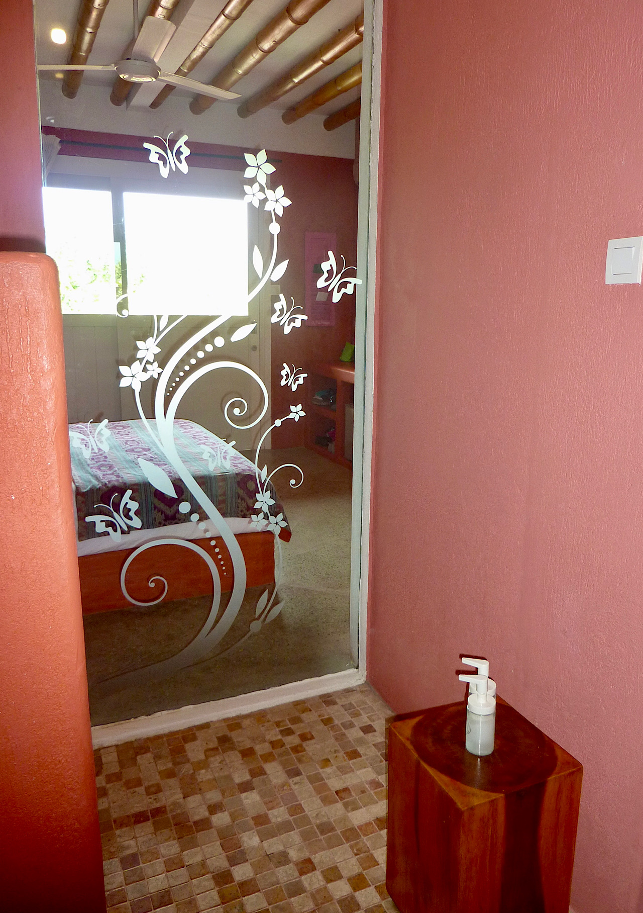 La chambre vue de la douche