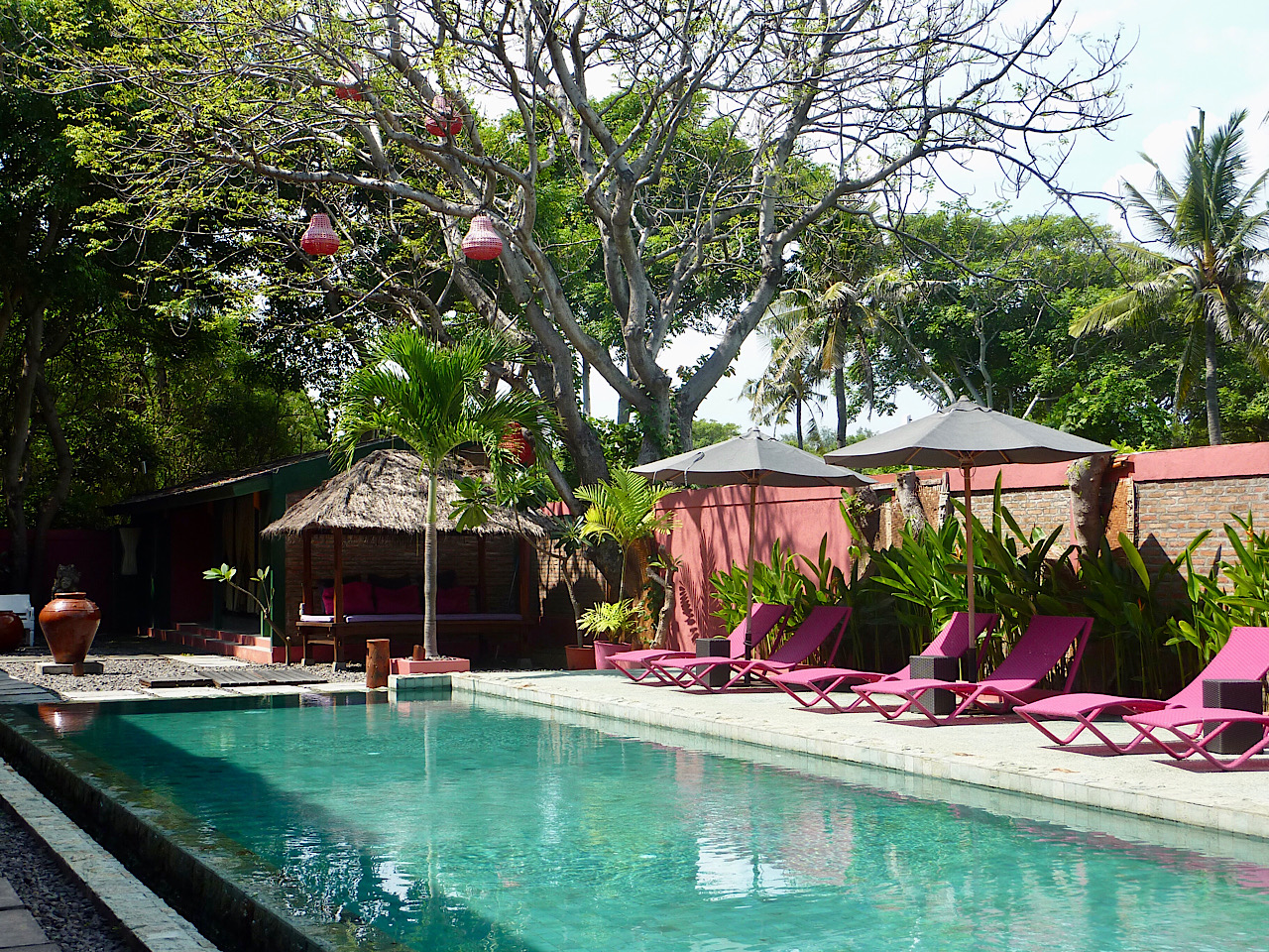 Piscine vers l’arrière de l’hôtel