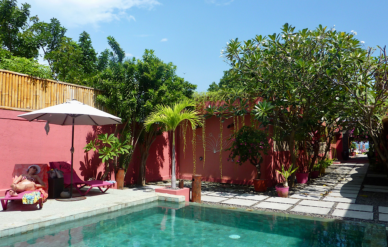 Piscine côté entrée de l’hôtel