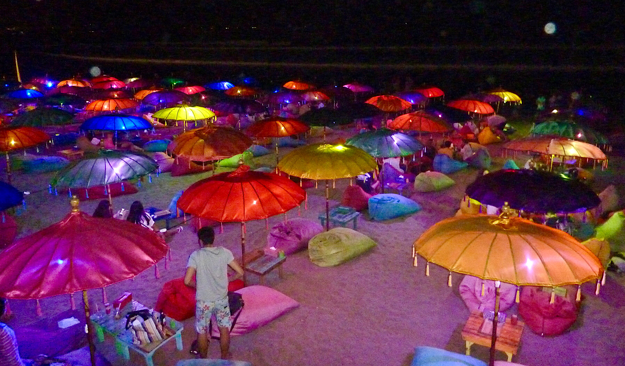 La Plancha le soir - belle ambiance avec musique et vagues comme bruit de fond