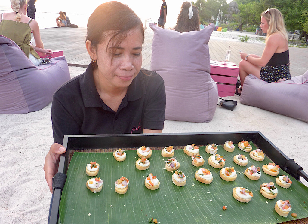 En attendant le coucher de soleil : quelques toasts offerts par l’hôtel