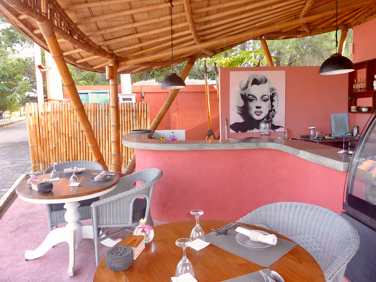 Le bar de Pink Coco en bordure de la rocade