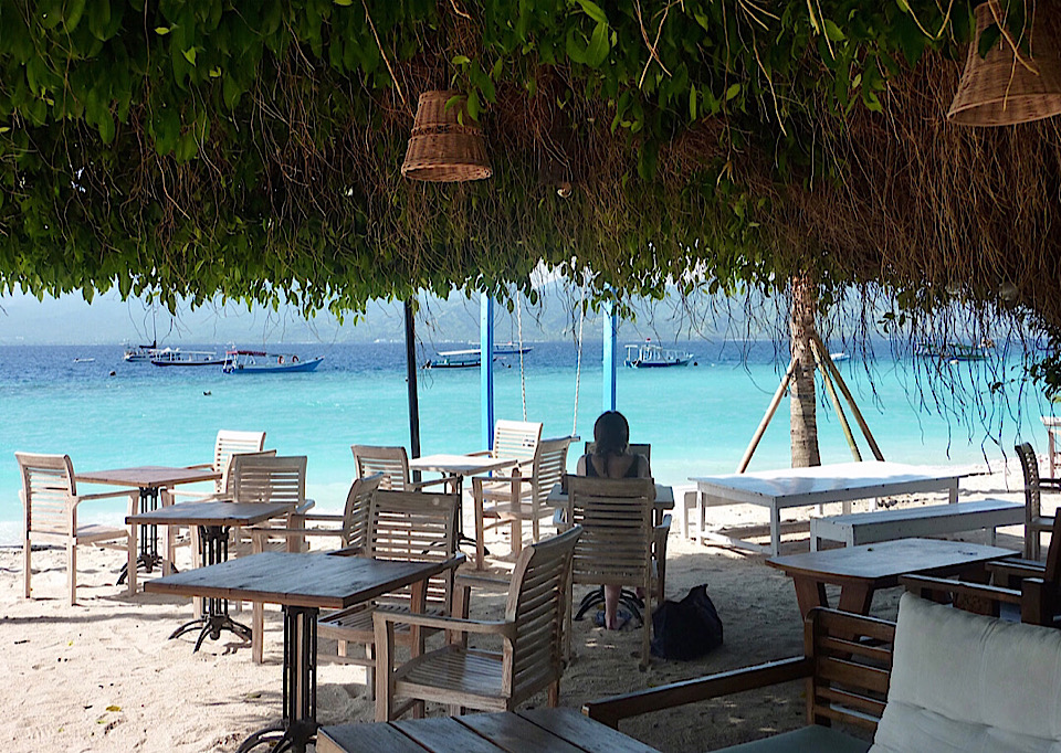 Une télé travailleuse dans un restaurant « chic » entre le port et le sud de l’île